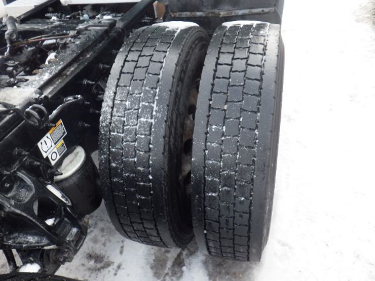 2019-peterbilt-579-image-12