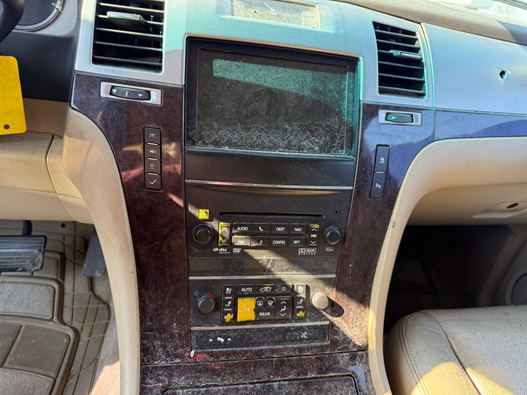 2011-cadillac-escalade-image-36