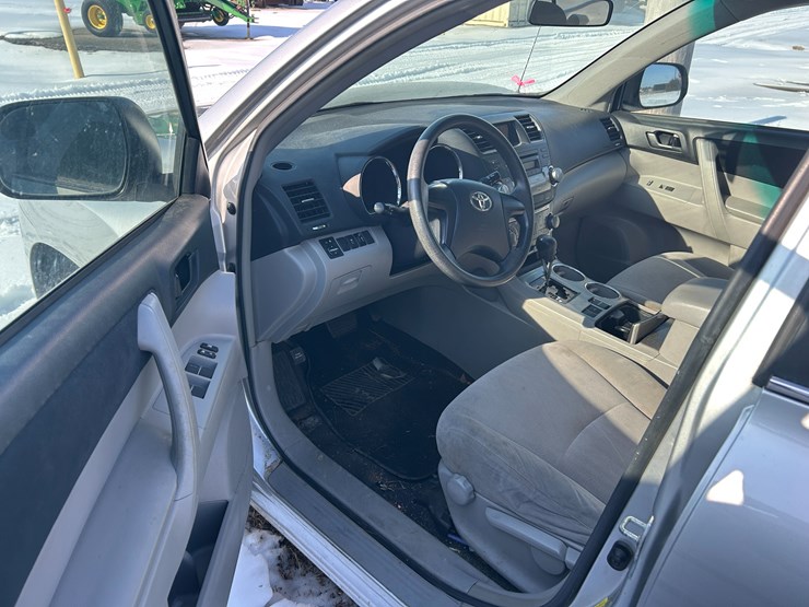 2011-toyota-highlander-image-13