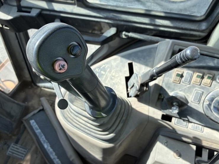 2009-case-570m-xt-image-29