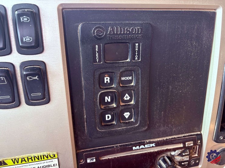 2017-mack-granite-gu713-image-56