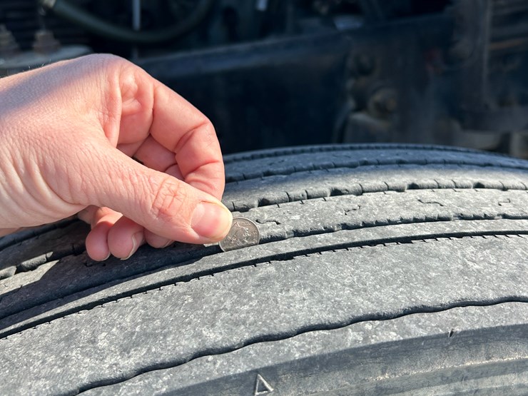 1996-freightliner-fld120-image-46