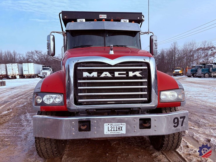 2017-mack-granite-gu713-image-10