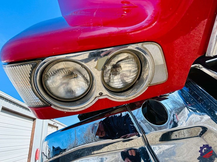 2011-volvo-truck-vhd-tri-axle-dump-truck-image-26