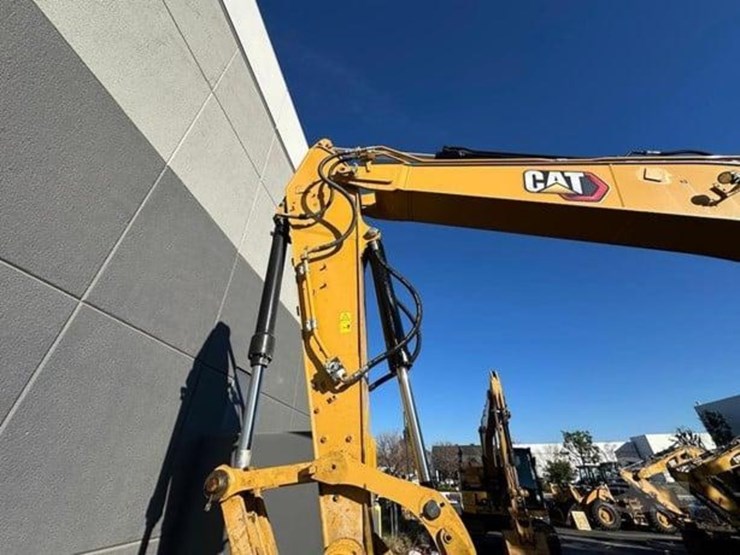 2021-caterpillar-320-image-11