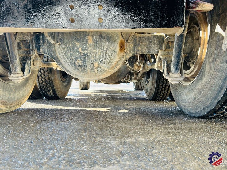 2011-volvo-truck-vhd-tri-axle-dump-truck-image-127