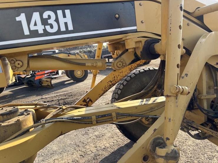 2005-caterpillar-143h-image-22