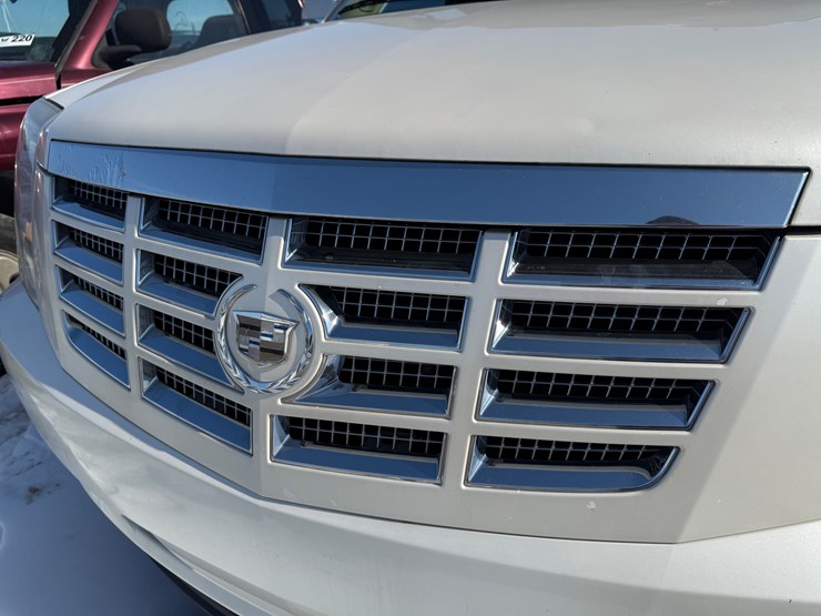 2011-cadillac-escalade-image-19