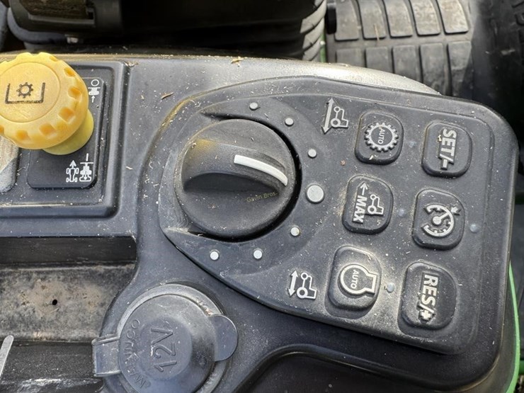 john-deere-3033r-image-14