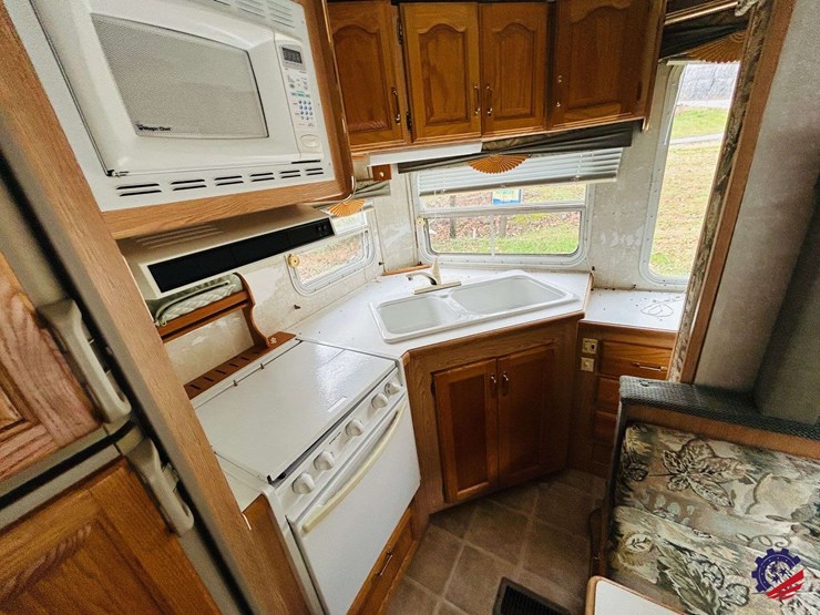 2003-forest-river-wildcat-28rk-t/a-camper-gooseneck-trailer-image-94