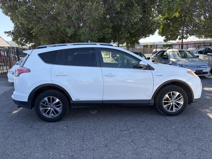 2018-toyota-rav4-image-8