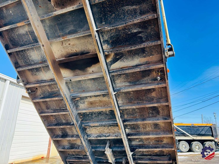 2011-volvo-truck-vhd-tri-axle-dump-truck-image-125