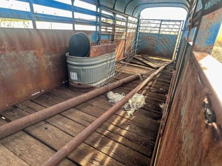 bullmobile-20'x6'-livestock-trailer-image-5