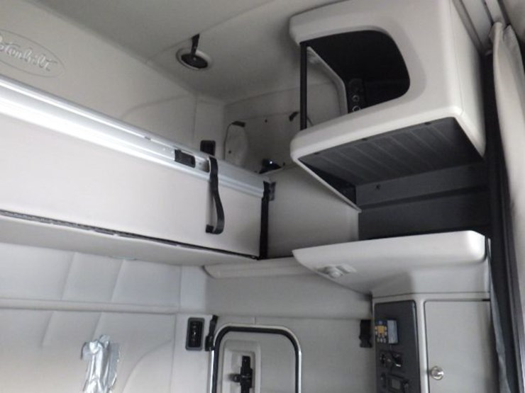 2019-peterbilt-579-image-7