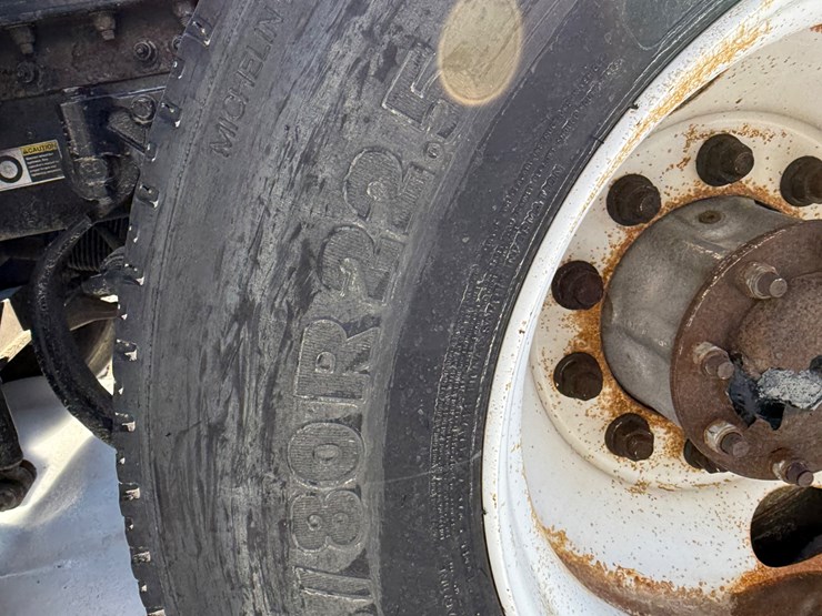 2016-peterbilt-579-image-12