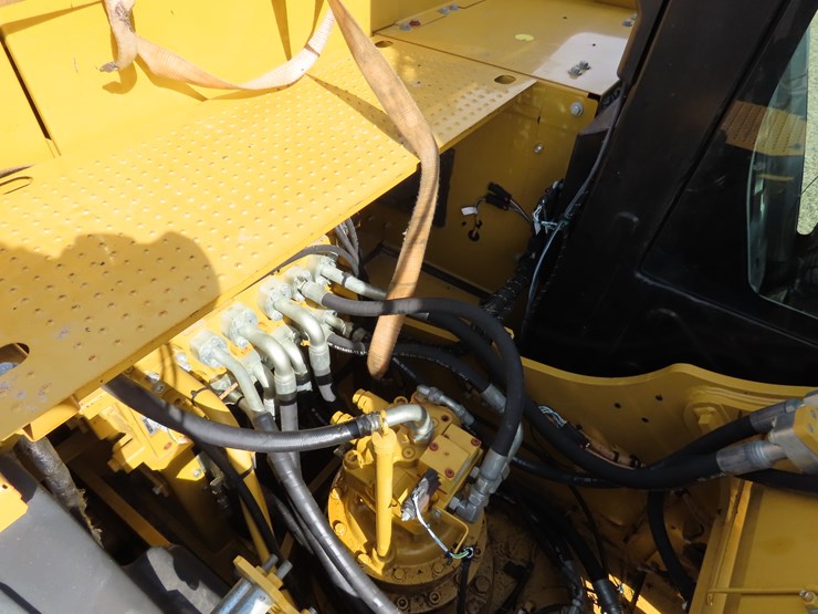 2018-caterpillar-320-image-11