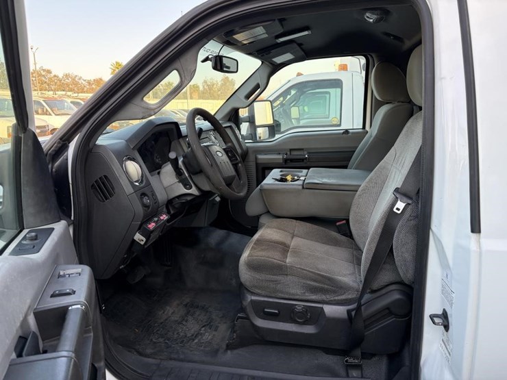 2011-ford-f550-image-10