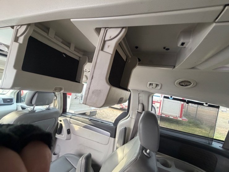 #31679-•-2012-vw-routan-image-28