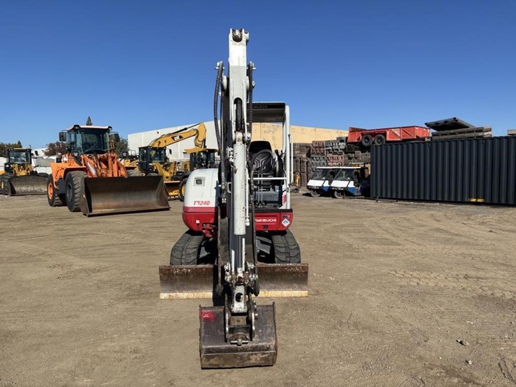 2022-takeuchi-tb240-image-6