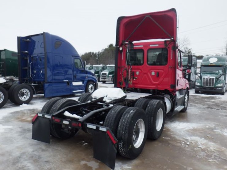 2019-freightliner-cascadia-126-image-8