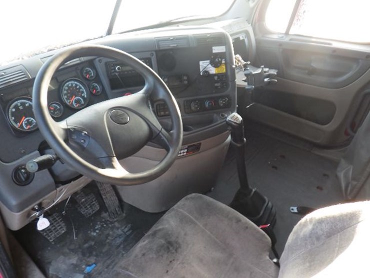 2017-freightliner-cascadia-125-image-16