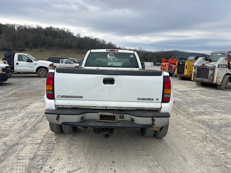 2005-chevrolet-3500-image-3