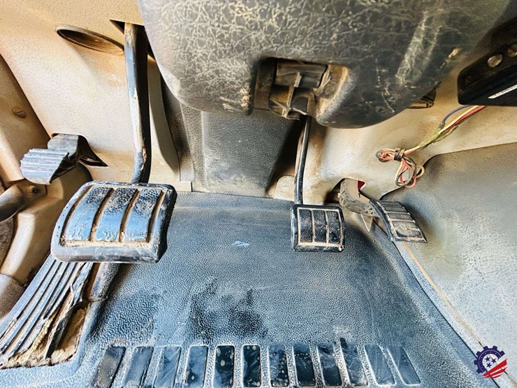 2011-volvo-truck-vhd-tri-axle-dump-truck-image-87