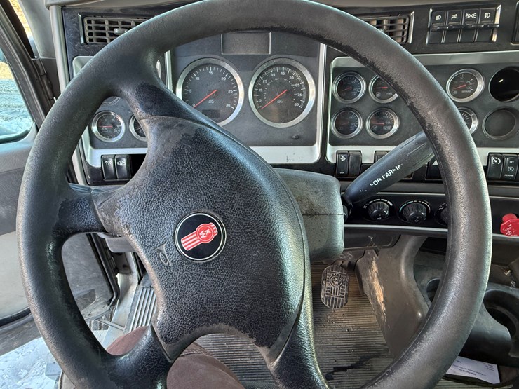 2010-kenworth-t800-image-35