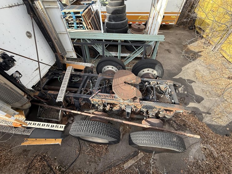 1997-freightliner-fld120-image-23