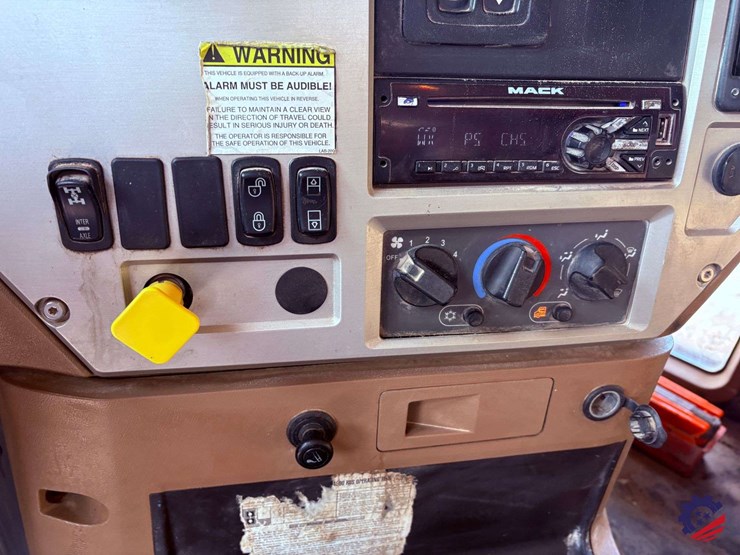 2017-mack-granite-gu713-image-65