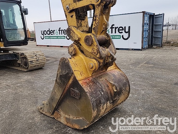 2016-caterpillar-320fl-image-26