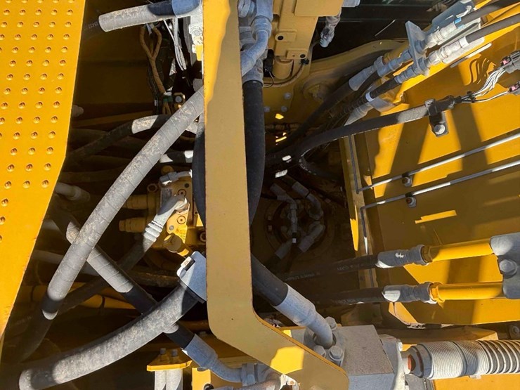 2020-caterpillar-320-image-28