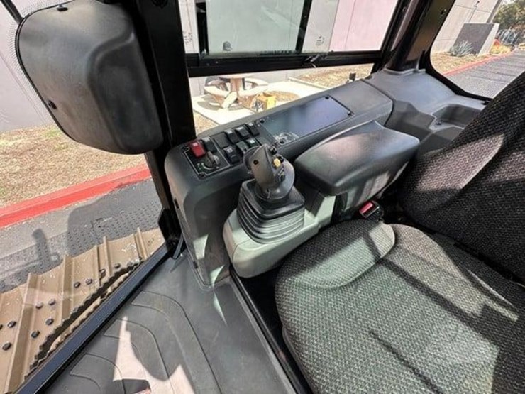 2013-caterpillar-d5k2-lgp-image-23