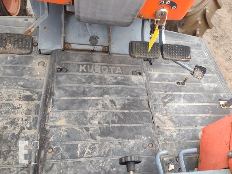 10-kubota-m108-tractor-image-11