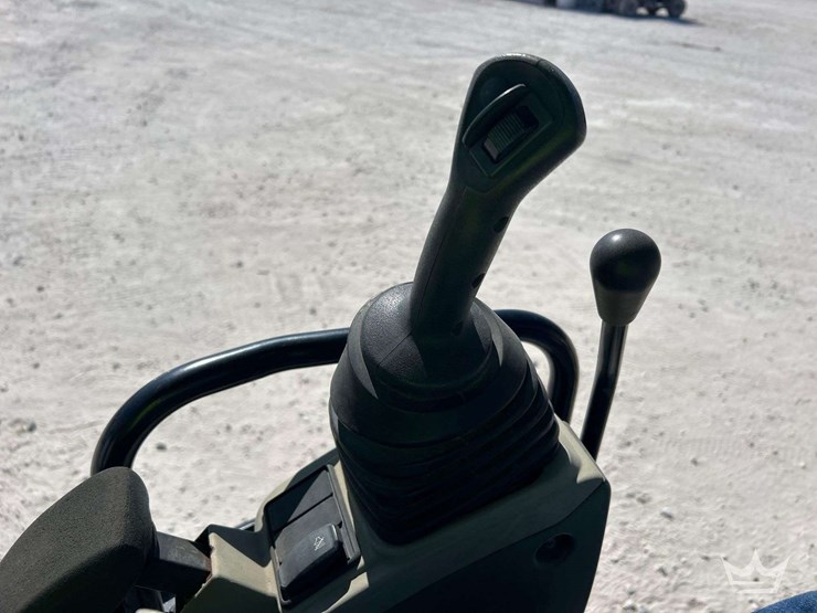 2015-caterpillar-303-image-16