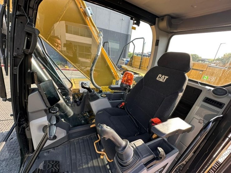 2021-caterpillar-320gc-image-16