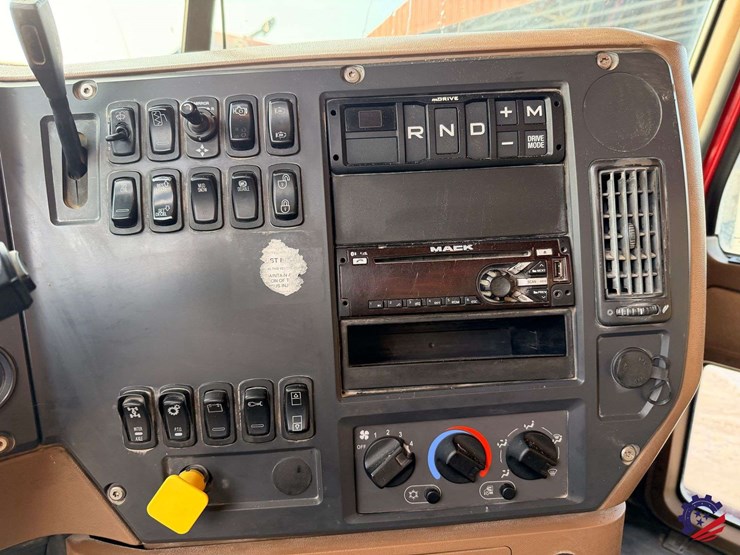 2018-mack-granite-gu713-image-58