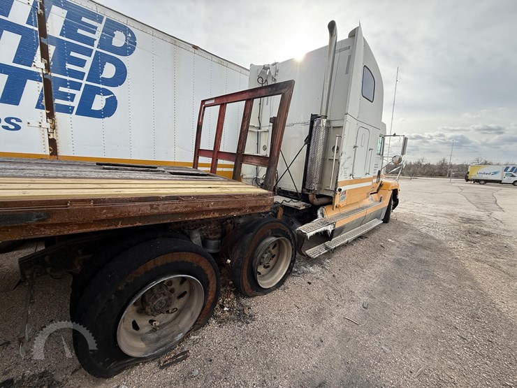 1988-freightliner-flc120-image-5