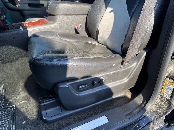 2014-chevrolet-tahoe-image-19