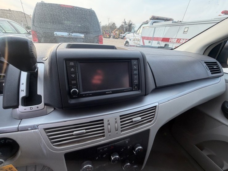 #31679-•-2012-vw-routan-image-46