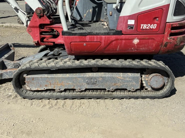 2016-takeuchi-tb240-image-17