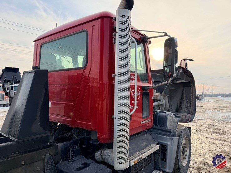 2018-mack-granite-gu713-image-69