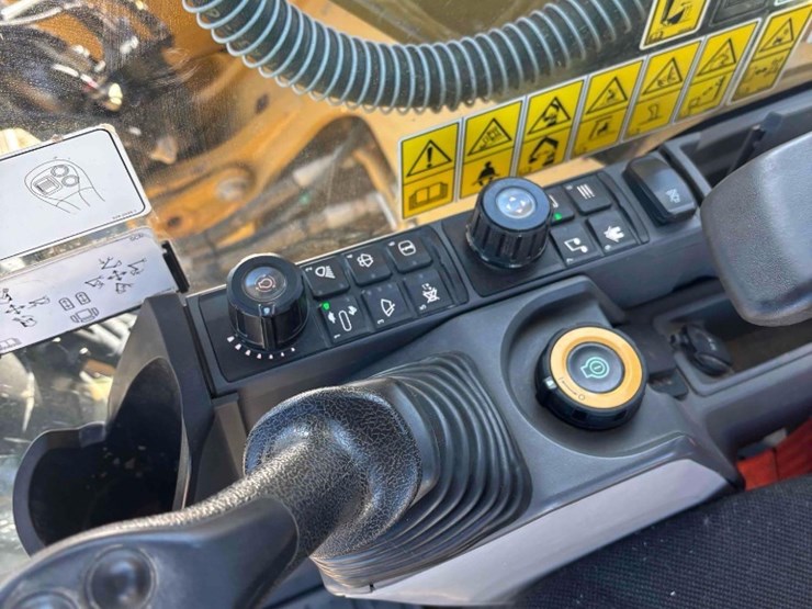 2020-caterpillar-320-image-38