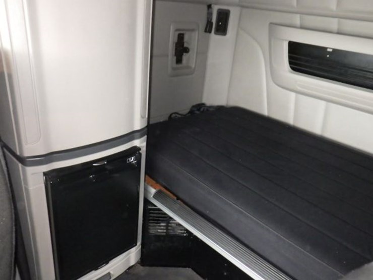 2021-peterbilt-579-image-20