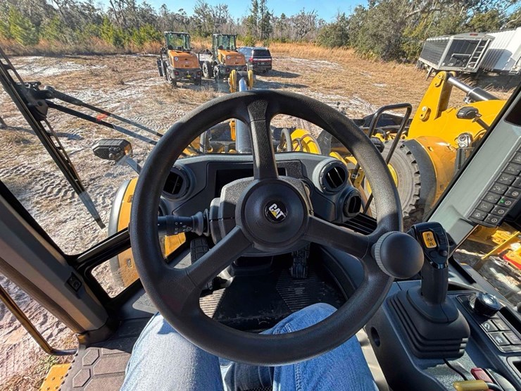 2025-caterpillar-930-image-21