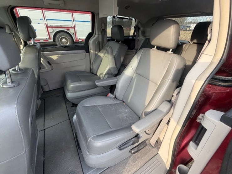 #31679-•-2012-vw-routan-image-23