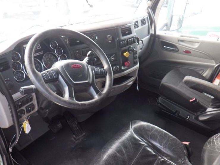 2019-peterbilt-579-image-21