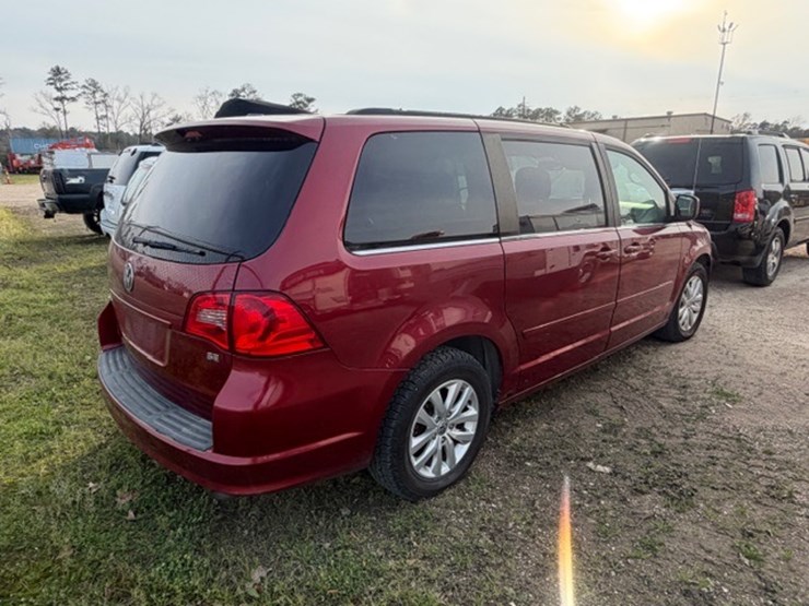 #31679-•-2012-vw-routan-image-3