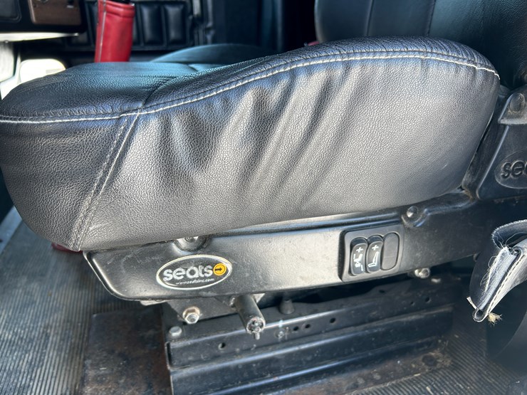 1996-freightliner-fld120-image-34