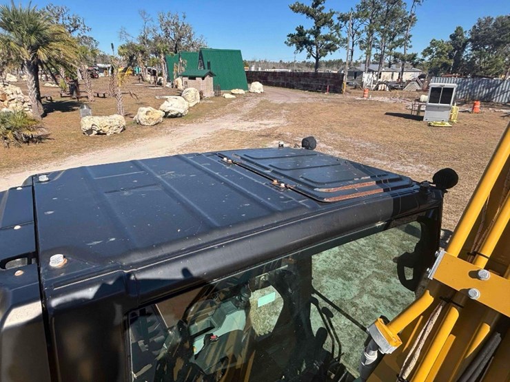 2020-caterpillar-320-image-30